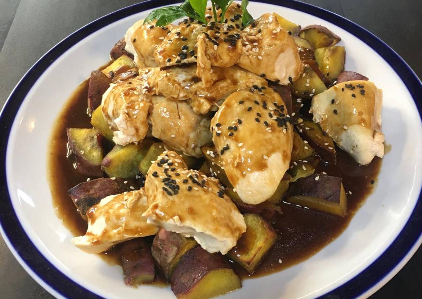 Pollo con salsa agridulce y batatas doradas