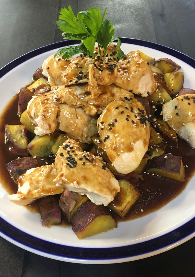 Una foto de Pollo con salsa agridulce y batatas doradas