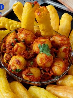 લસણિયા બટાકા (ભૂંગળા-બટાકાવાળા)(Lasaniya Bataka And Bhungala Recipe In Gujarati) રેસીપી મુખ્ય ફોટો