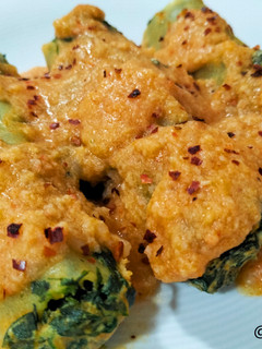 Una foto de Canelones de espinacas y bacalao con salsa de langostinos