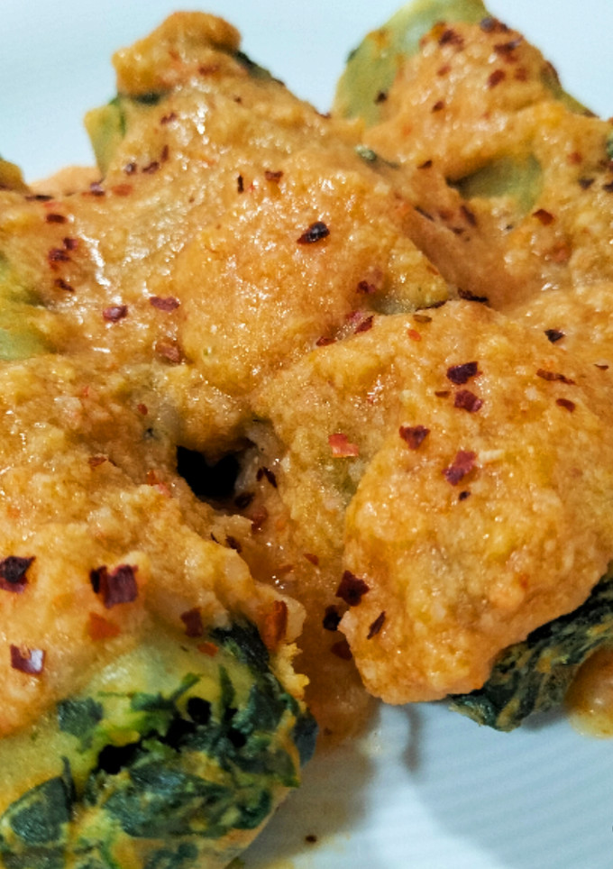 Una foto de Canelones de espinacas y bacalao con salsa de langostinos