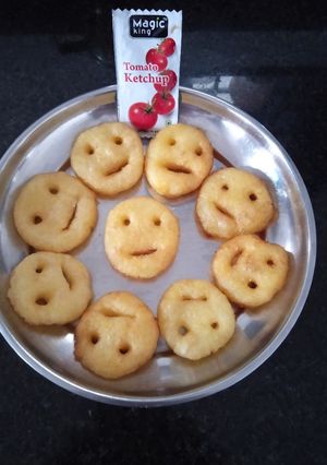 બટાકા ની સ્માઈલી (Bataka Smiley recipe in Gujarati) રેસીપી મુખ્ય ફોટો
