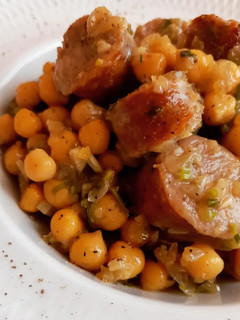 Una foto de Garbanzos con butifarra al comino