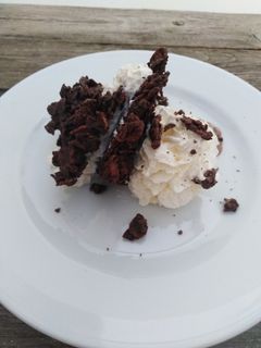 Una foto de Crujiente de chocolate con nata