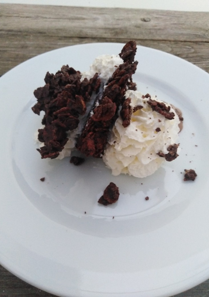 Una foto de Crujiente de chocolate con nata