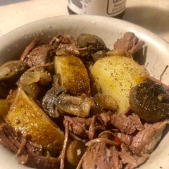 A picture of Pot roast 🥩 🥔 🍄.