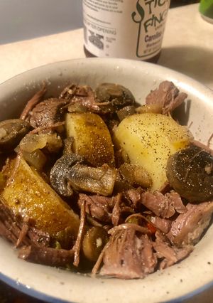 A picture of Pot roast 🥩 🥔 🍄.