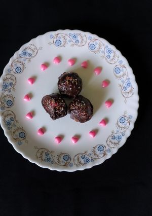 A picture of Nutella Biscuit bomb.
