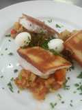 Palometa con pan de ajo y pisto
