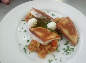 Una foto de Palometa con pan de ajo y pisto