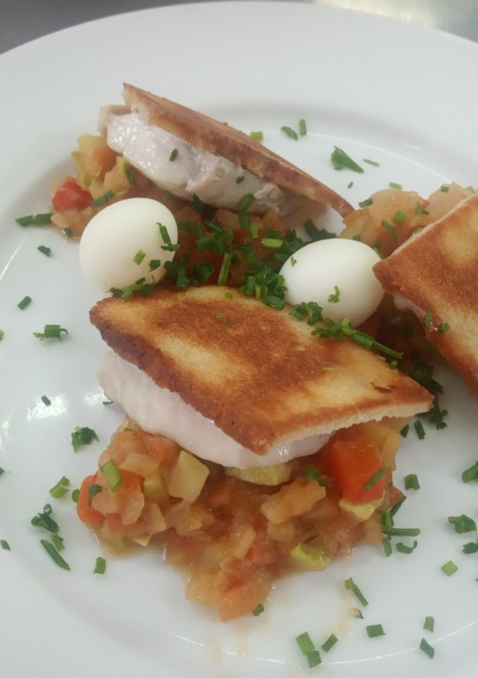 Una foto de Palometa con pan de ajo y pisto