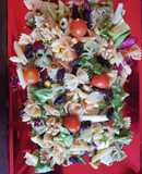Ensalada de brotes tiernos y pasta sobre alfombra roja