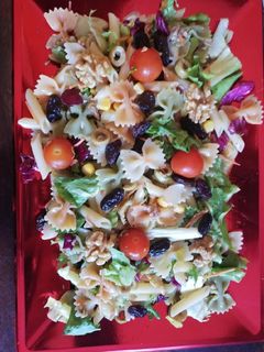 Una foto de Ensalada de brotes tiernos y pasta sobre alfombra roja