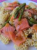 Radiatori con salmón y espárragos verdes, receta sencilla
