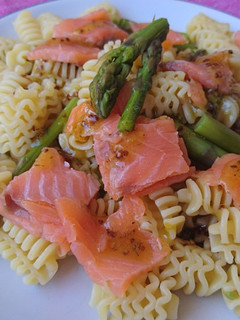 Una foto de Radiatori con salmón y espárragos verdes, receta sencilla