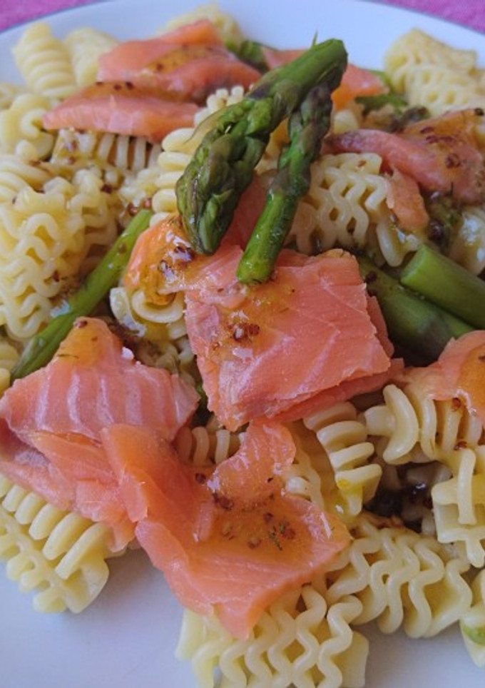 Una foto de Radiatori con salmón y espárragos verdes, receta sencilla
