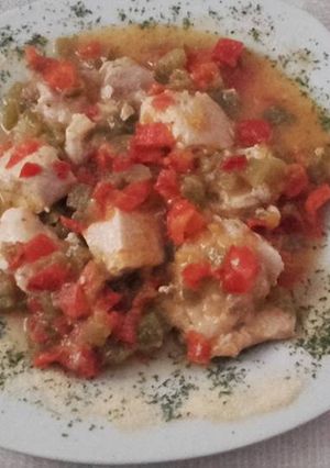 Una foto de Pollo con pimiento rojo y verde