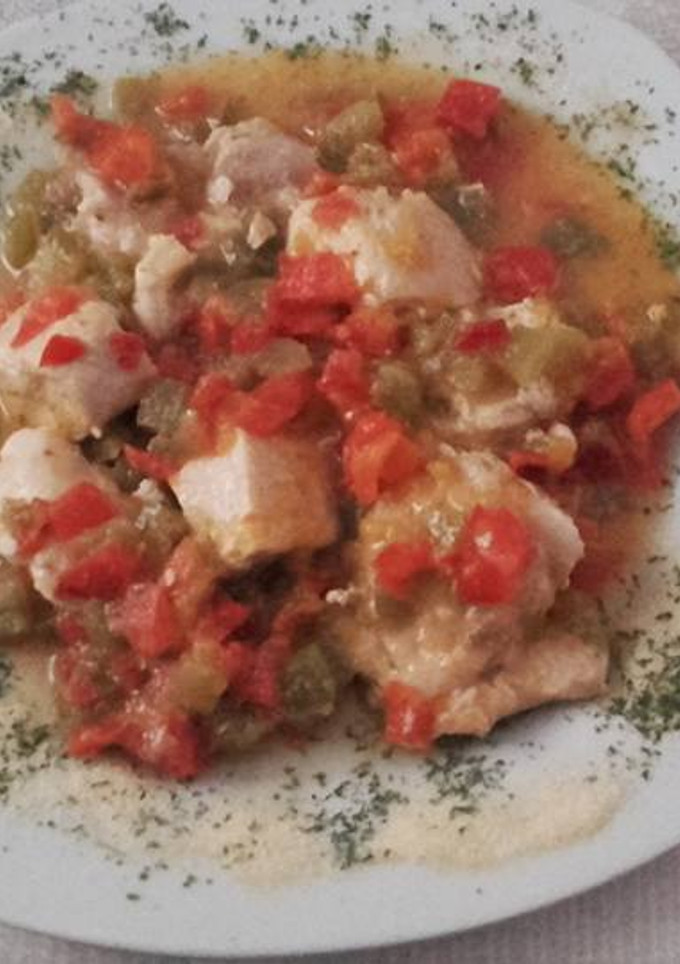Una foto de Pollo con pimiento rojo y verde