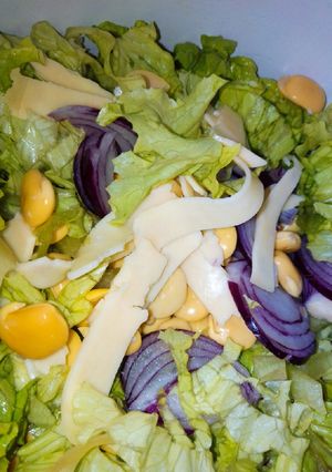 Una foto de Ensalada de lechuga, lupines, cebolla morada y queso 😋