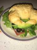 Sándwich de aceitunas y jamón serrano