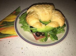 Una foto de Sándwich de aceitunas y jamón serrano