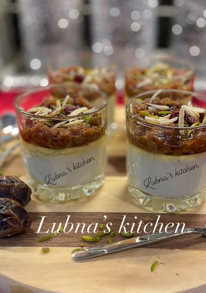 A picture of Semolina pudding with date and tahini puree:.