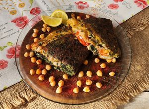 Una foto de 🥚🫜Omelette de hojas de remolacha, relleno de tomate, queso y garbanzos 🫜🥚