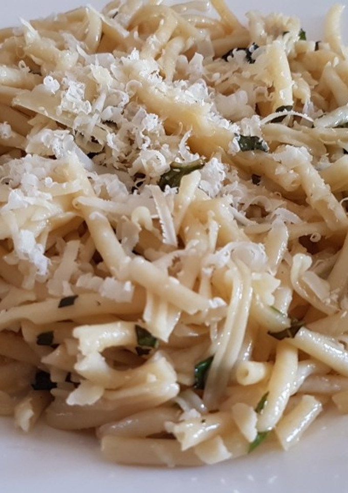 Una foto de Fideos y albahaca