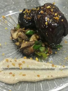 Una foto de Carrillada caramelizada con crema y salteado de shiitakes