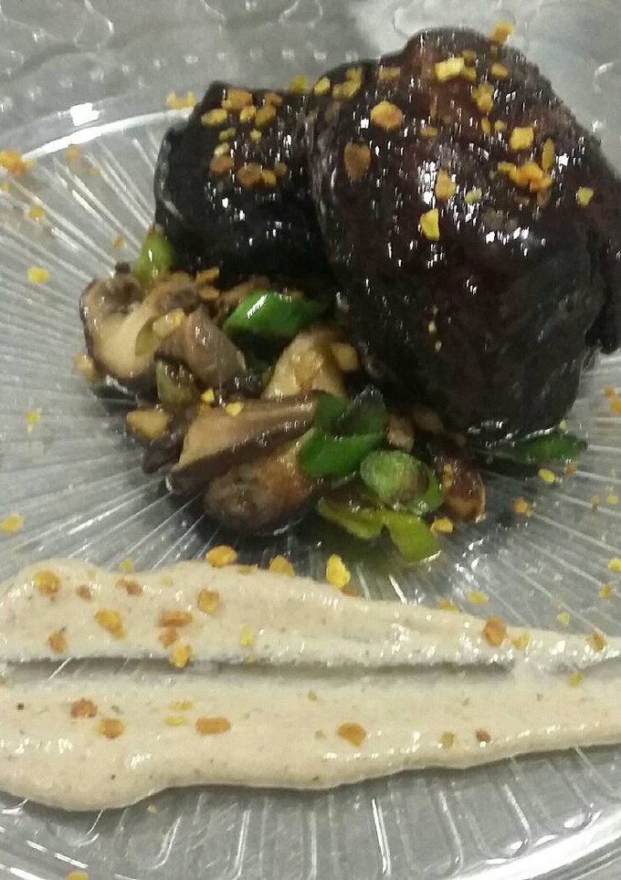 Una foto de Carrillada caramelizada con crema y salteado de shiitakes