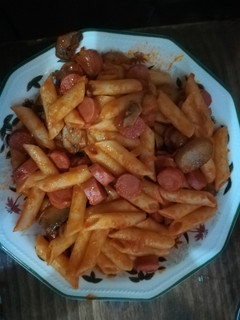 Una foto de Macarrones con salchichas y champiñones