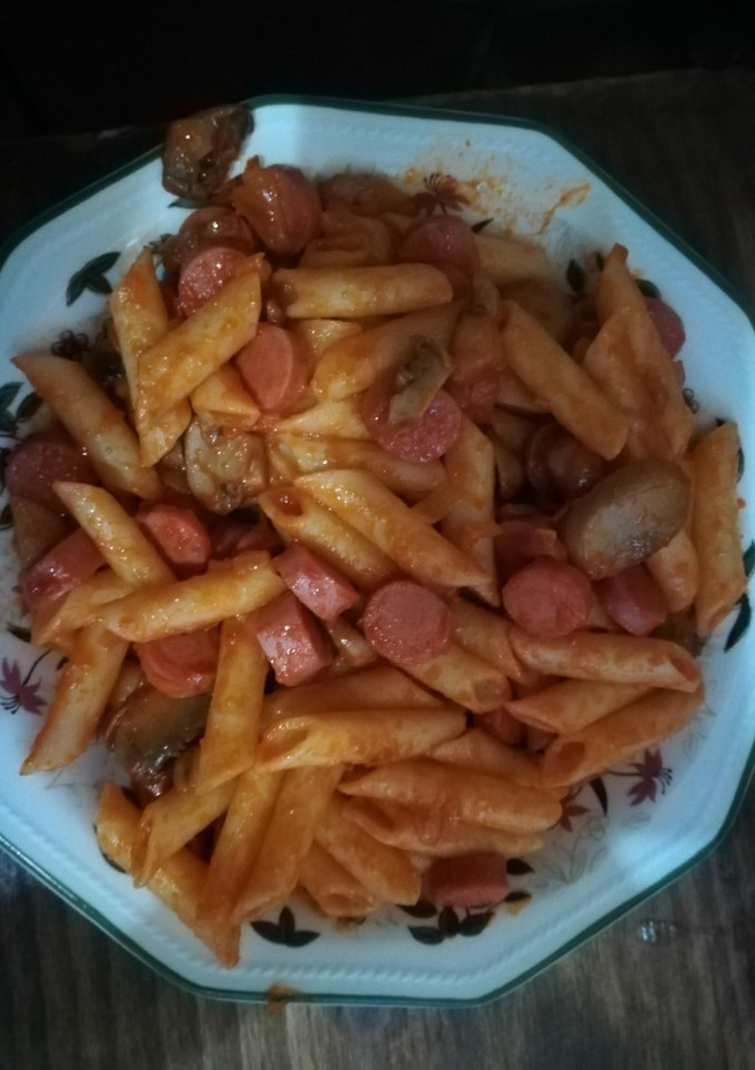 Una foto de Macarrones con salchichas y champiñones