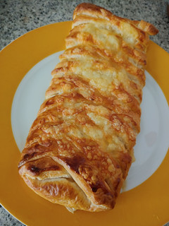 Una foto de Trenza de hojaldre rellena de verduras, bacon y queso