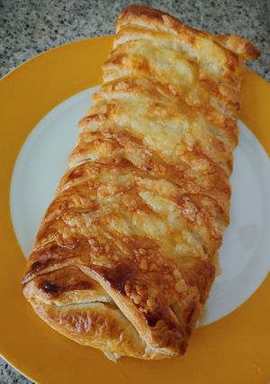 Una foto de Trenza de hojaldre rellena de verduras, bacon y queso