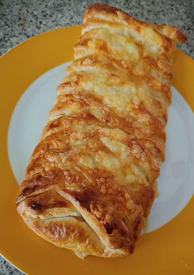Una foto de Trenza de hojaldre rellena de verduras, bacon y queso