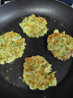 Una foto de Tortitas de brócoli, patata y queso