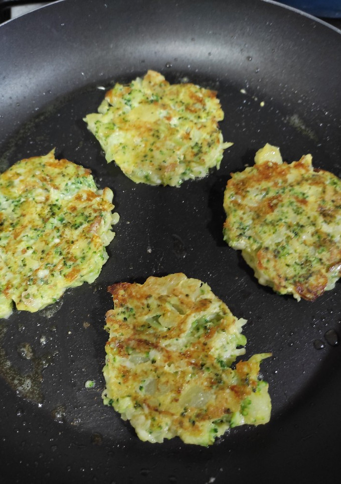Una foto de Tortitas de brócoli, patata y queso