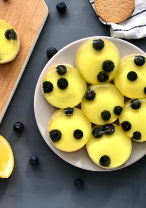 Foto de Mini Gelatinas de Limão com Bolacha e Mirtilos 🍋🫐