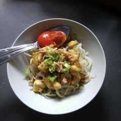 A picture of Mie ayam kampung ala low carb/keto.