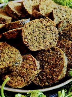 खमंग खुसखुशीत कोथिंबीर वडी (kothimbir wadi recipe in marathi) रेसिपी चे मुख्य फोटो