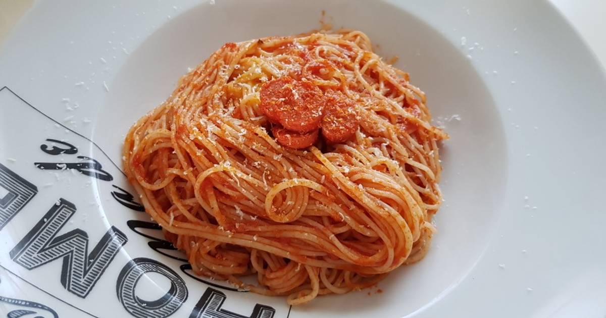 Espaguetis con tomate y salchichas Receta de Laura Crespo- Cookpad