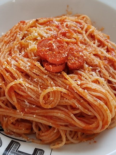 Una foto de Espaguetis con tomate y salchichas