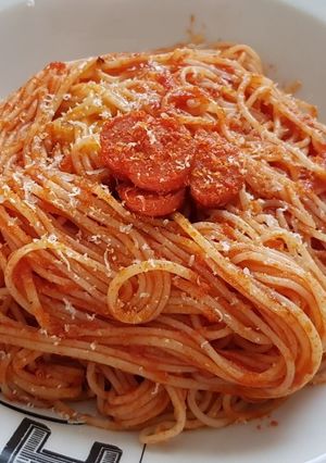 Foto principal de Espaguetis con tomate y salchichas