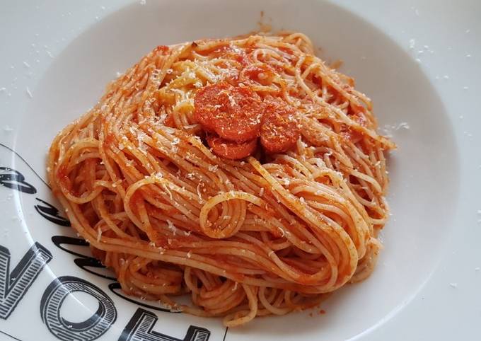 Macarrones con tomate triturado y queso