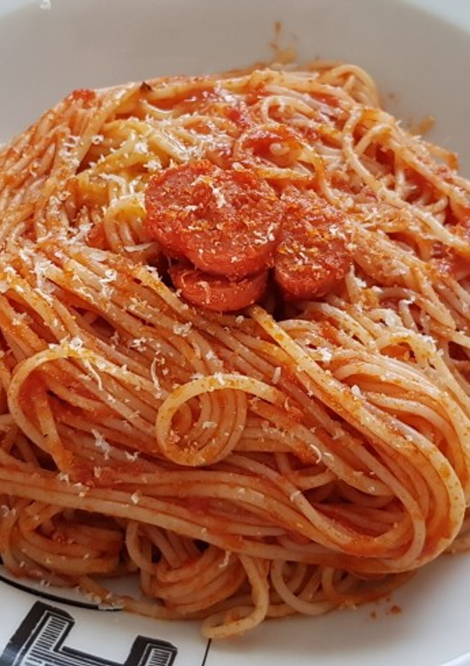 Una foto de Espaguetis con tomate y salchichas