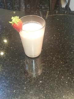 صورة لوصفة كوكتيل فراولة 🍓 وموز