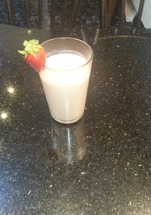 صورة لوصفة كوكتيل فراولة 🍓 وموز