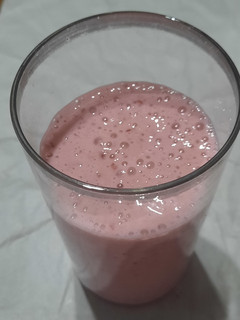 Una foto de Licuado rosa con frutillas y banana