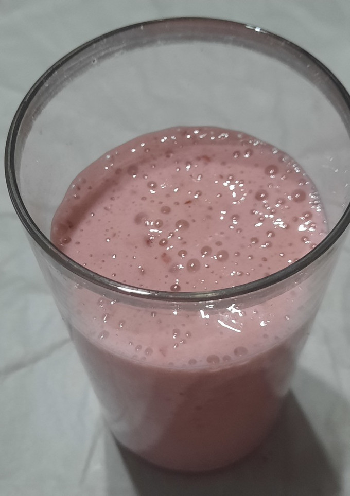 Una foto de Licuado rosa con frutillas y banana