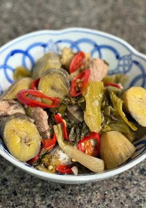 Hình của món Chuối Cau Xanh Kho Thịt Cá Nục.